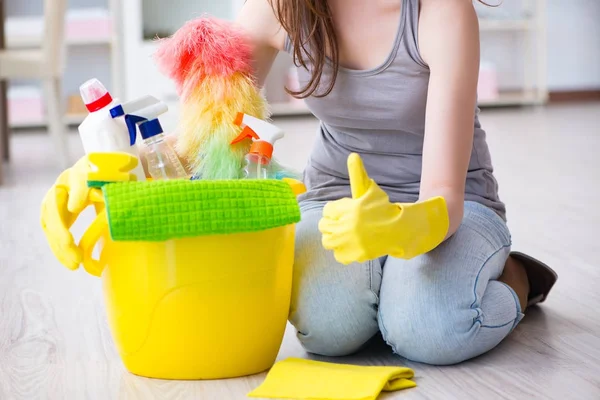 Kadın evde temizlik yapıyor. — Stok fotoğraf