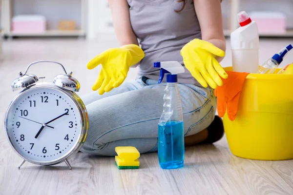 Frau putzt zu Hause — Stockfoto