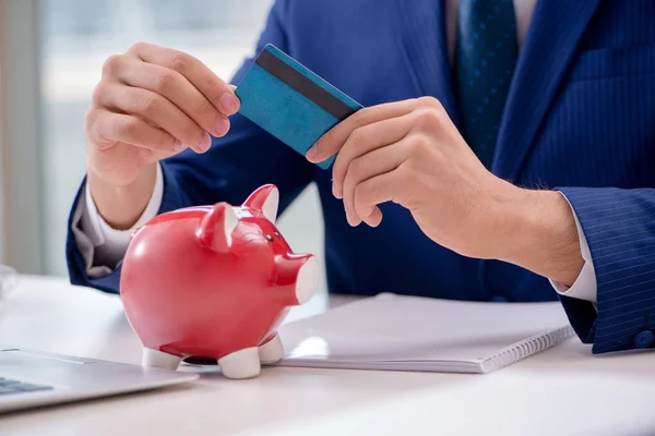 Homem que paga com cartão de crédito online — Fotografia de Stock