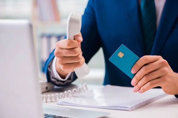 Homem que paga com cartão de crédito online — Fotografia de Stock