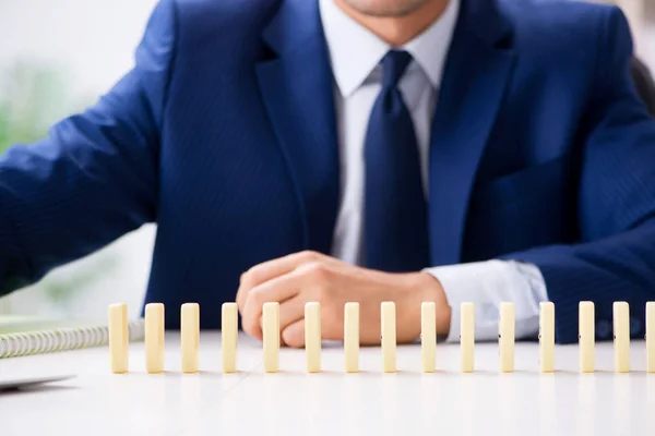 Fiatal üzletember játszik dominó az irodában — Stock Fotó