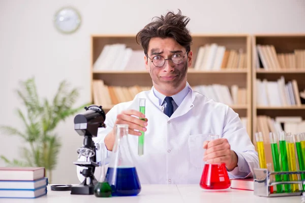 Szalony, szalony lekarz prowadzący eksperymenty w laboratorium. — Zdjęcie stockowe