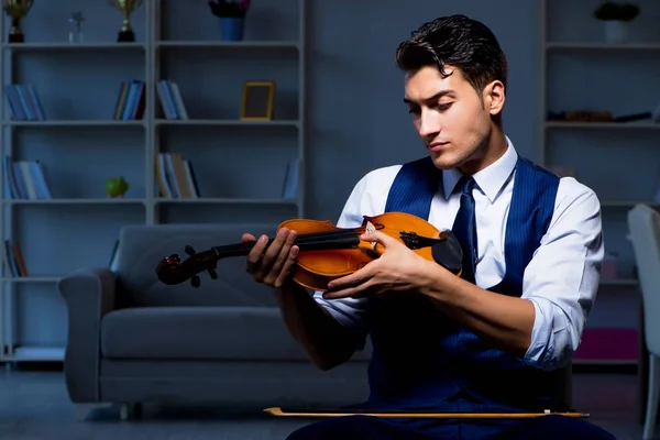 Young musician man practicing playing violin at home — Stock Photo, Image