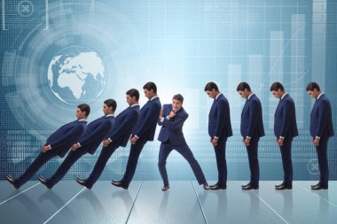 Domino etkisi iş konseptinde iş adamı