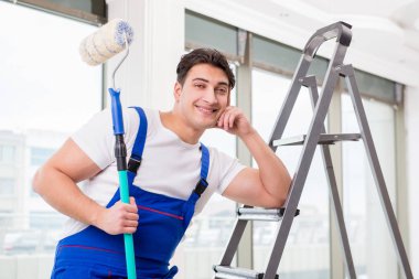 İnşaat alanında çalışan bir boyacı.