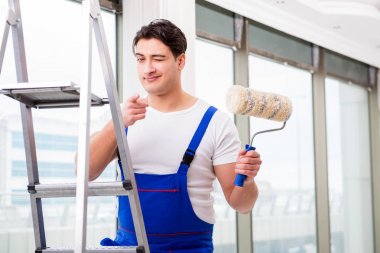 İnşaat alanında çalışan bir boyacı.