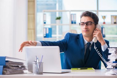 Ofiste çalışan bir işadamı.