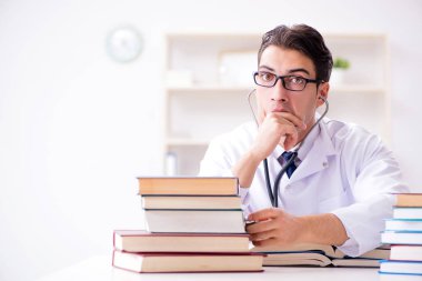 Tıp öğrencisi üniversite sınavlarına hazırlanıyor.