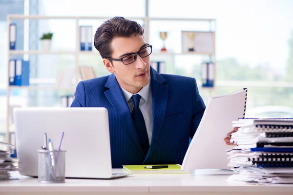 Hombre de negocios que trabaja en la oficina — Foto de Stock