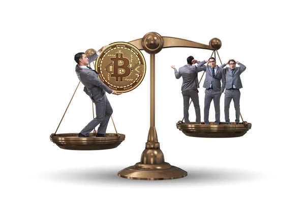 Biznesmen na skale z bitcoinów i innych przedsiębiorców — Zdjęcie stockowe