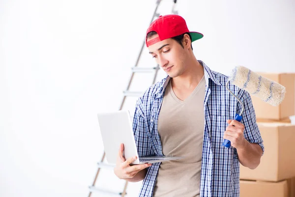 Joven contratista pintor eligiendo colores para la renovación del hogar — Foto de Stock