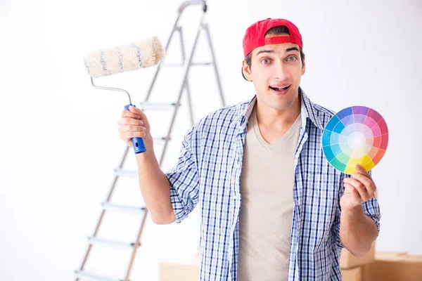 家の改装のための色を選択する若い画家の請負業者 — ストック写真