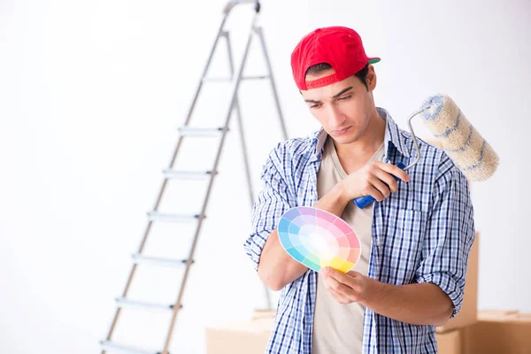 Young painter contractor choosing colors for home renovation — Stock Photo, Image