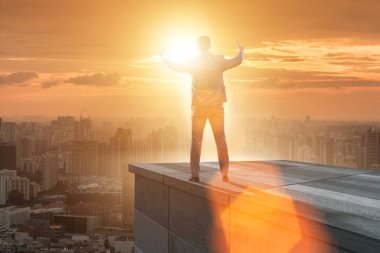 İş adamı iş konseptinde yeni zorluklara hazır