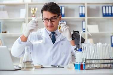 Genç araştırmacı bilim adamı bir su testi kirliliği araştırması yapıyor.