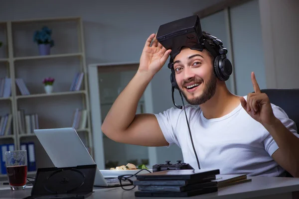 Mladý muž hraje hry dlouhé hodiny pozdě v kanceláři — Stock fotografie