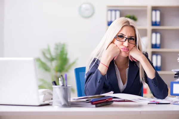Занятая деловая женщина, работающая в офисе за столом — стоковое фото