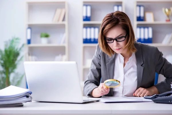 Femme d'affaires travaillant dans le bureau — Photo