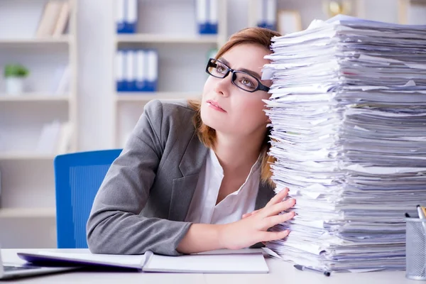 Femme d'affaires travaillant dans le bureau — Photo