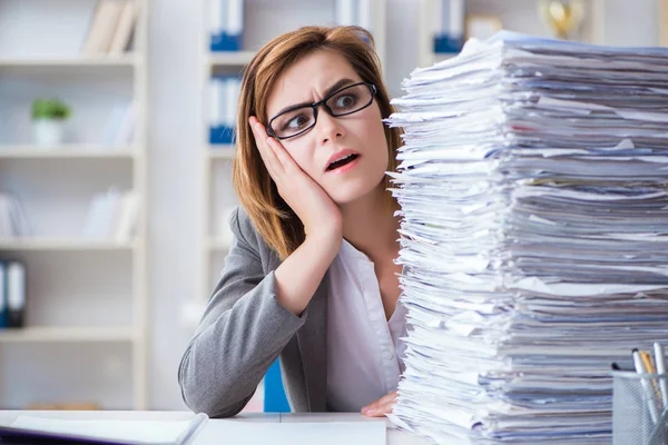 Femme d'affaires travaillant dans le bureau — Photo