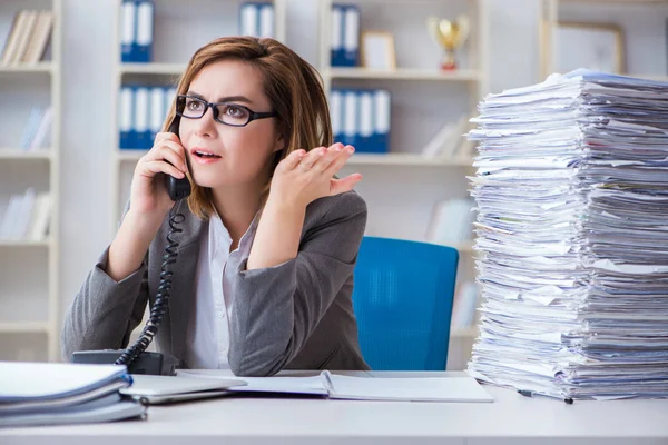 Empresária que trabalha no escritório — Fotografia de Stock