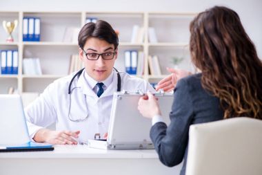 Sağlık sigortası dolandırıcılığı konseptinde genç doktor