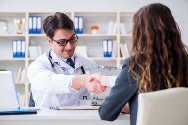 Sağlık sigortası dolandırıcılığı konseptinde genç doktor