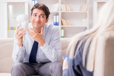 Genç adam, danışmanlık için psikiyatriste gidiyor.