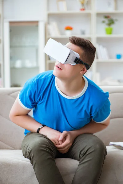 Jeune homme avec lunettes de réalité virtuelle — Photo