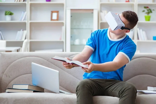Молодий студент навчається з віртуальними окулярами — стокове фото