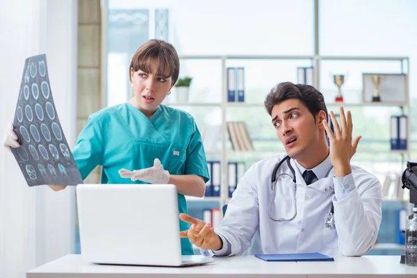 Twee artsen bespreken röntgenfoto MRI beeld in het ziekenhuis — Stockfoto