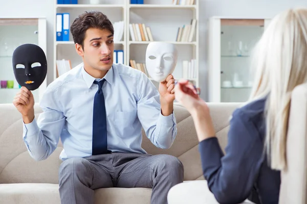 Junger Mann besucht Psychiater zur Beratung — Stockfoto