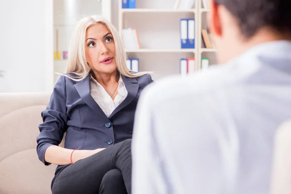 Jovem mulher visita psiquiatra homem médico para consulta — Fotografia de Stock