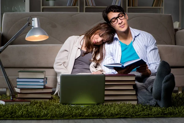 Två studenter studerar sent förbereder sig för tentor — Stockfoto