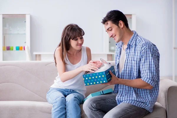 Giovane donna ottenere animale domestico coniglio come regalo di compleanno — Foto Stock