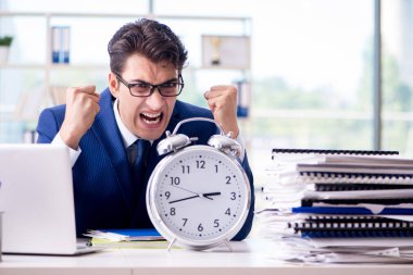 Devasa saati olan bir iş adamı teslim tarihlerine yetişemiyor.