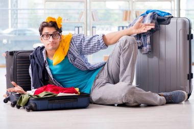 Genç adam tatil için hazırlanıyor.