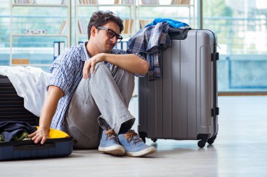 Genç adam tatil için hazırlanıyor.