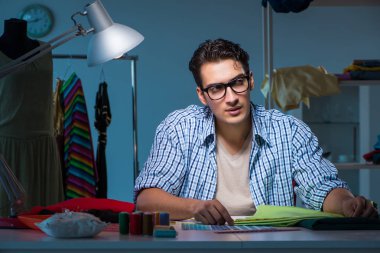 Kanalizasyonda çalışan erkek terzi.