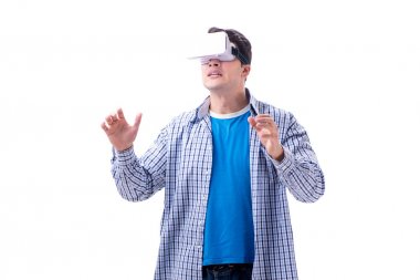 Sanal gerçeklik gözlüğü takan genç adam.