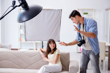 Fotoğraf stüdyosunda çalışan genç fotoğrafçı.