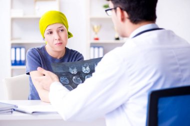 Clini 'de tıbbi konsültasyon için doktoru ziyaret eden kanser hastası.