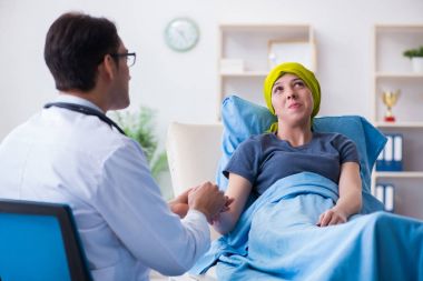 Clini 'de tıbbi konsültasyon için doktoru ziyaret eden kanser hastası.