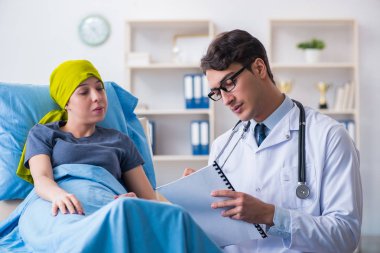 Clini 'de tıbbi konsültasyon için doktoru ziyaret eden kanser hastası.