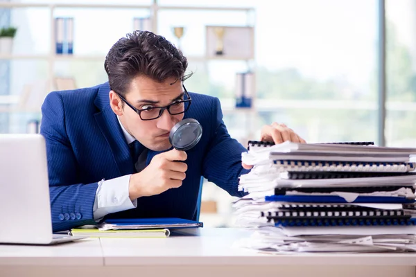 Auditor en busca de errores en los estados financieros — Foto de Stock