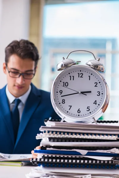 Empresario con reloj gigante que no cumple con los plazos y missi —  Fotos de Stock