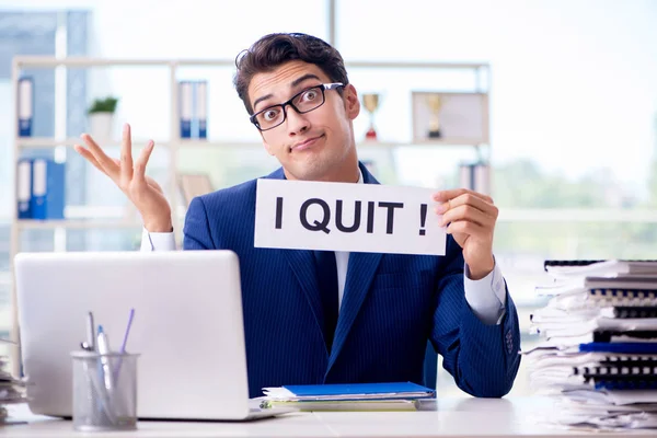 Geschäftsmann mit Botschaft im Büro am Schreibtisch — Stockfoto