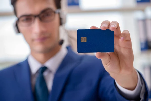 Homem que paga com cartão de crédito online — Fotografia de Stock