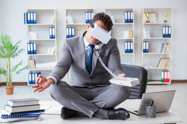 가상 현실 VR 안경을 끼고 책상 위에서 명상하는 사업가 — 스톡 사진