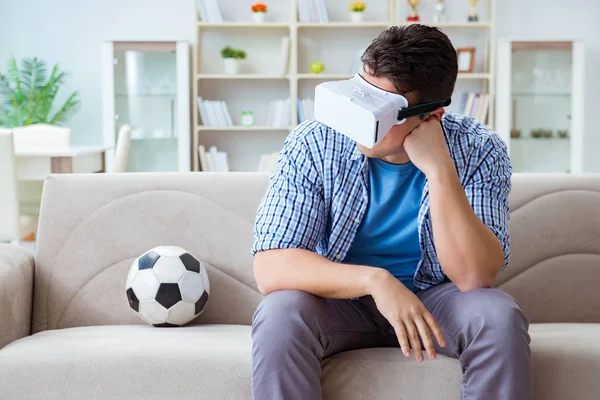 Homme portant des lunettes réalité virtuelle VR regarder le football — Photo